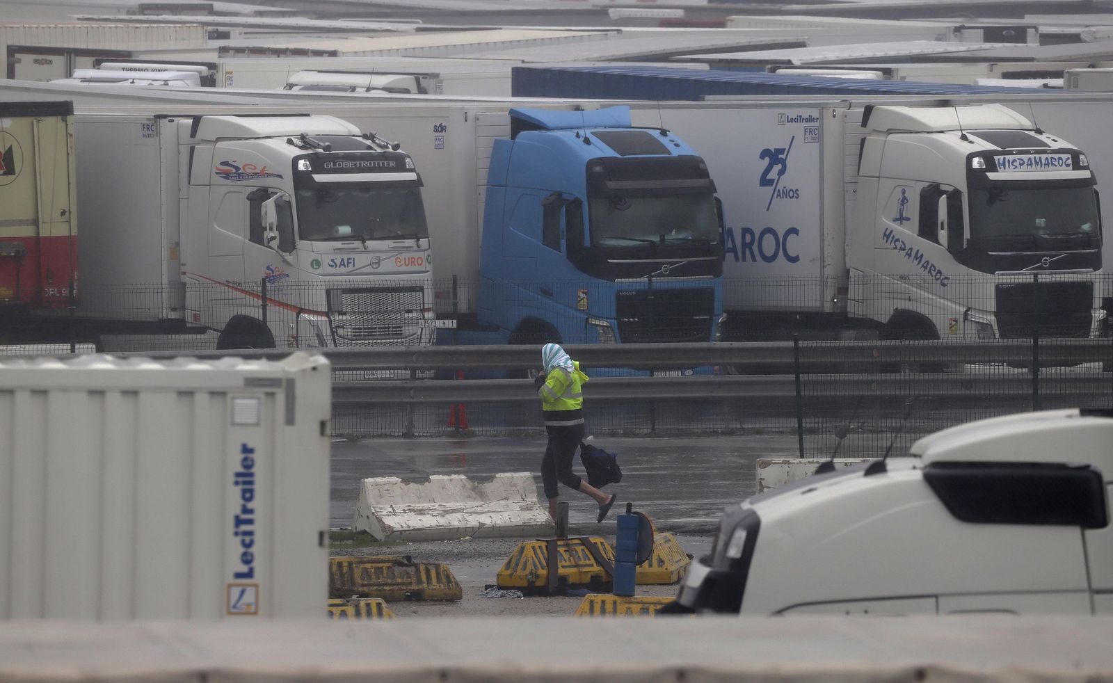Fotos de la borrasca Joseph: Rachas de 100 km/h cierran el Estrecho y colapsan el Puerto de Algeciras