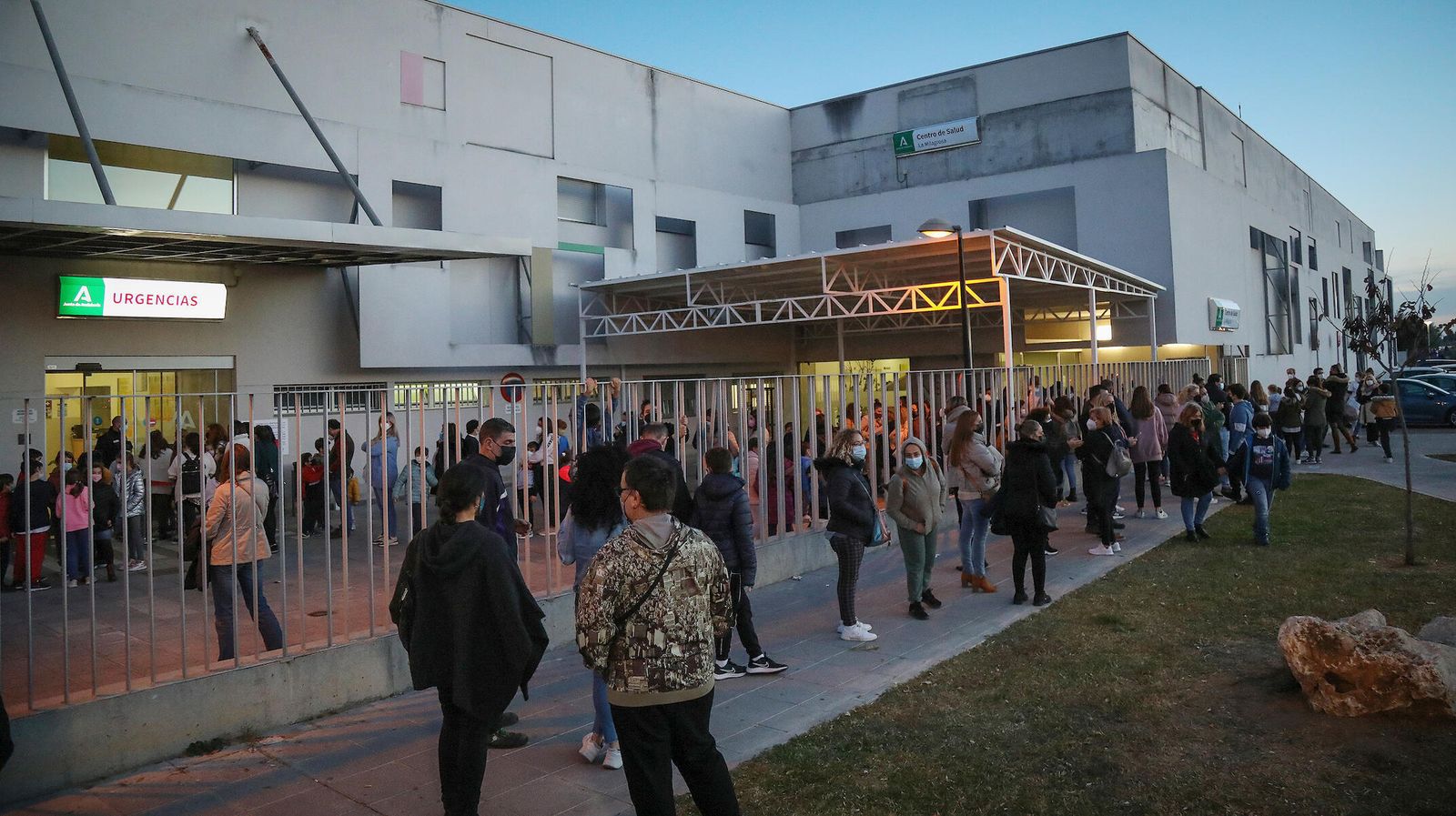 Colas en el exterior del centro de salud La Milagrosa en el inicio de la vacunación a menores.