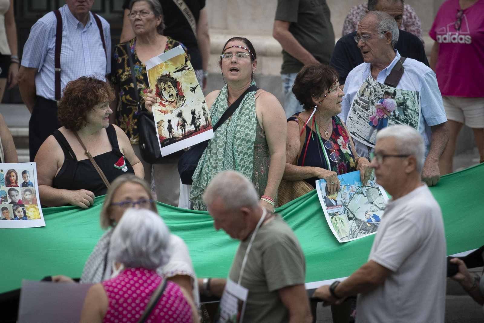 Fotos: 4.000 personas recorren el centro de Granada en una marcha contra la violencia en Gaza