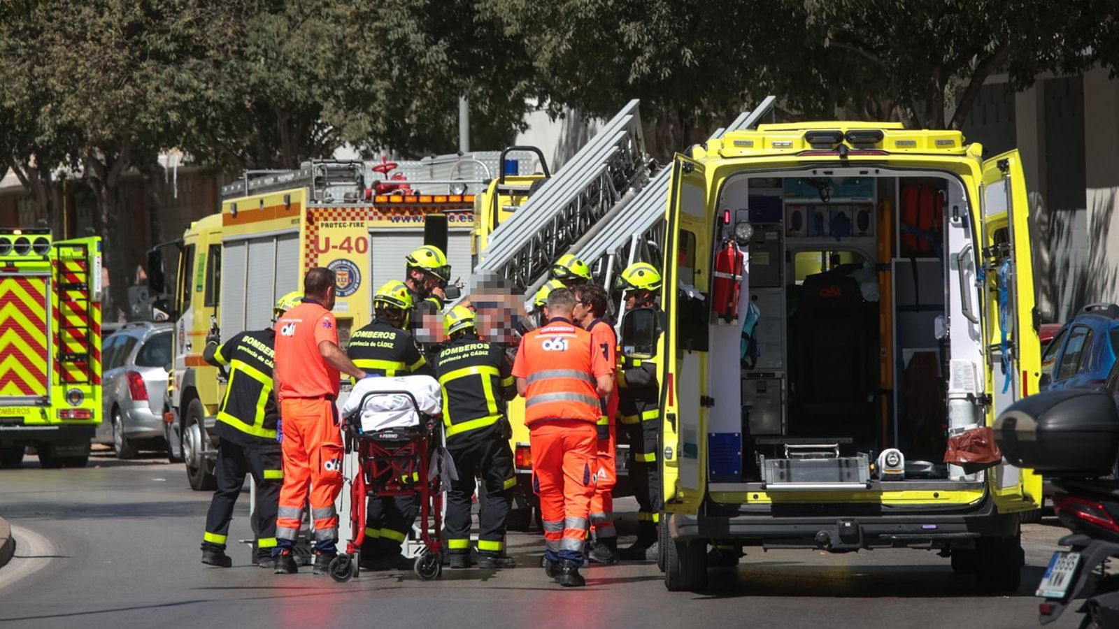 Los equipos médicos, atendiendo a la persona afectada. Los equipos médicos, atendiendo a la persona afectada.