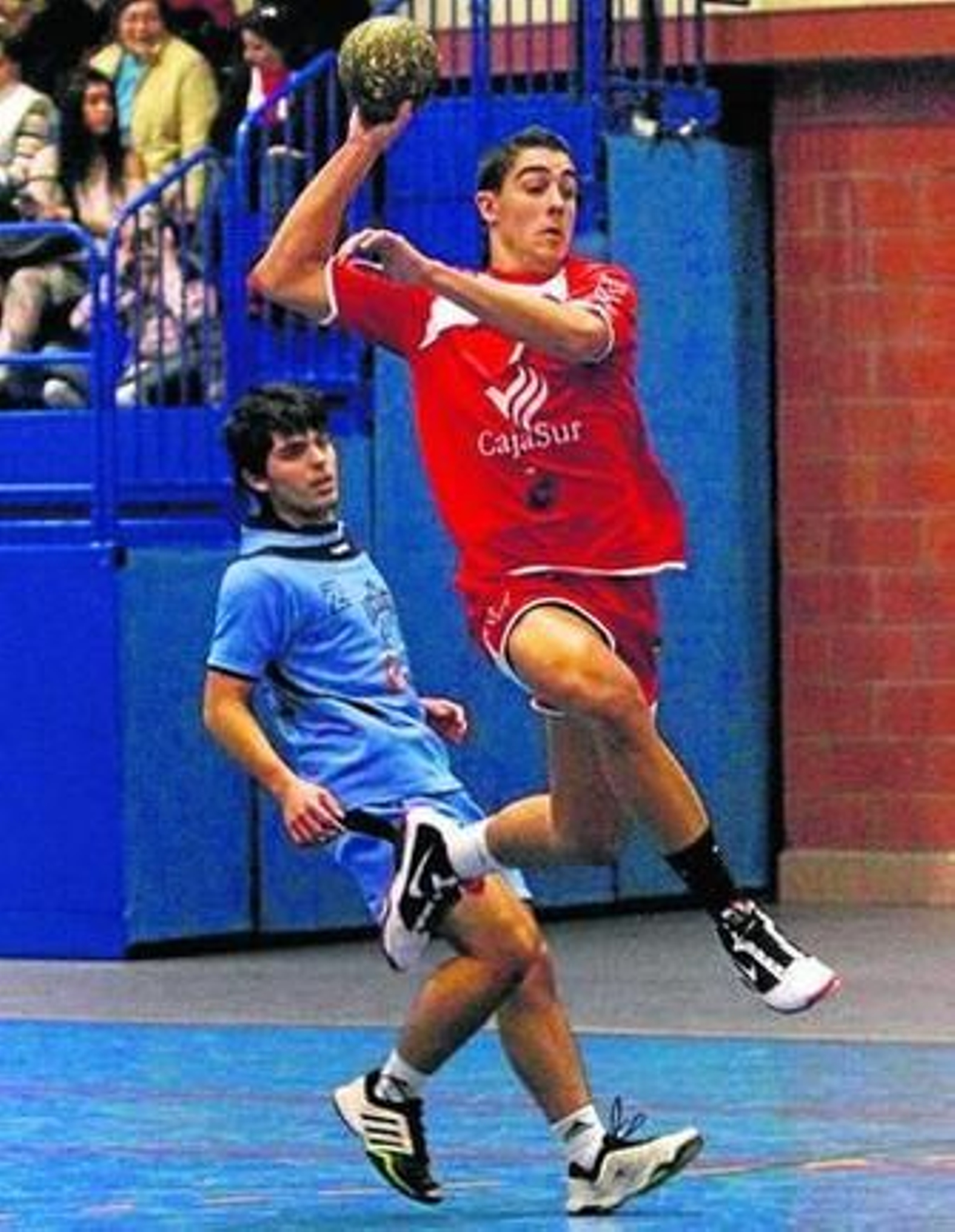 Un jugador del Cajasur finaliza un contraataque ante el Maristas.