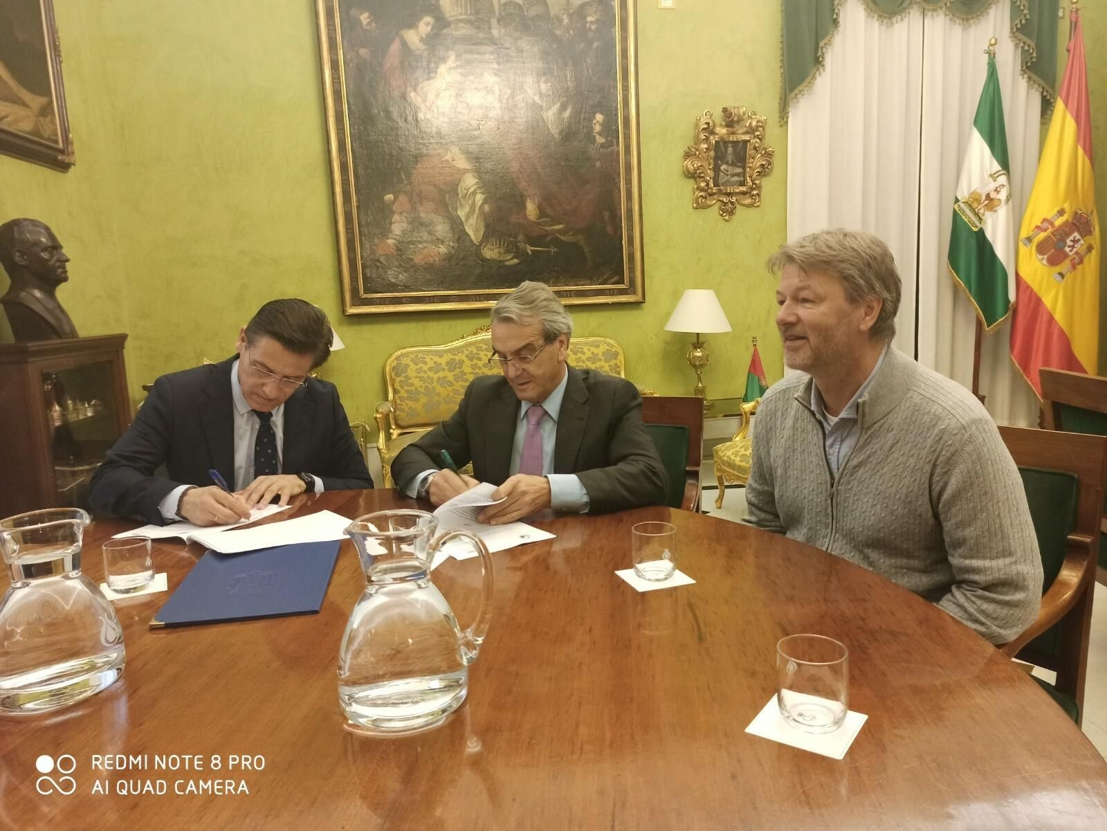 Firma del convenio, en la que ha estado el elcalde de Granada; el presidente de Fundación Caja Rural, Antonio León; y el gerente interino de la OCG Günther Volg.
