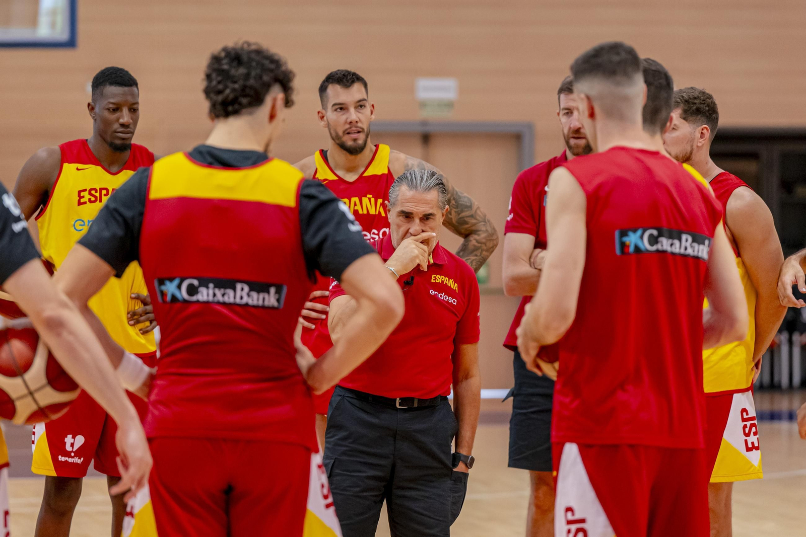 Scariolo da una charla en un entrenamiento.