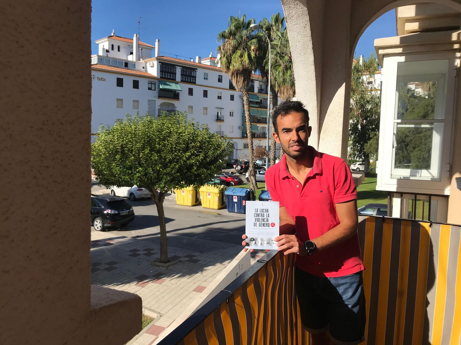 El inspector de la UFAM de la Policía Nacional, Álvaro Botias, posa junto a su libro.