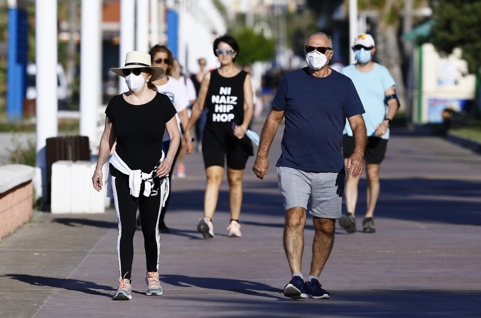 Runners y ciclistas salen al atardecer, en fotos
