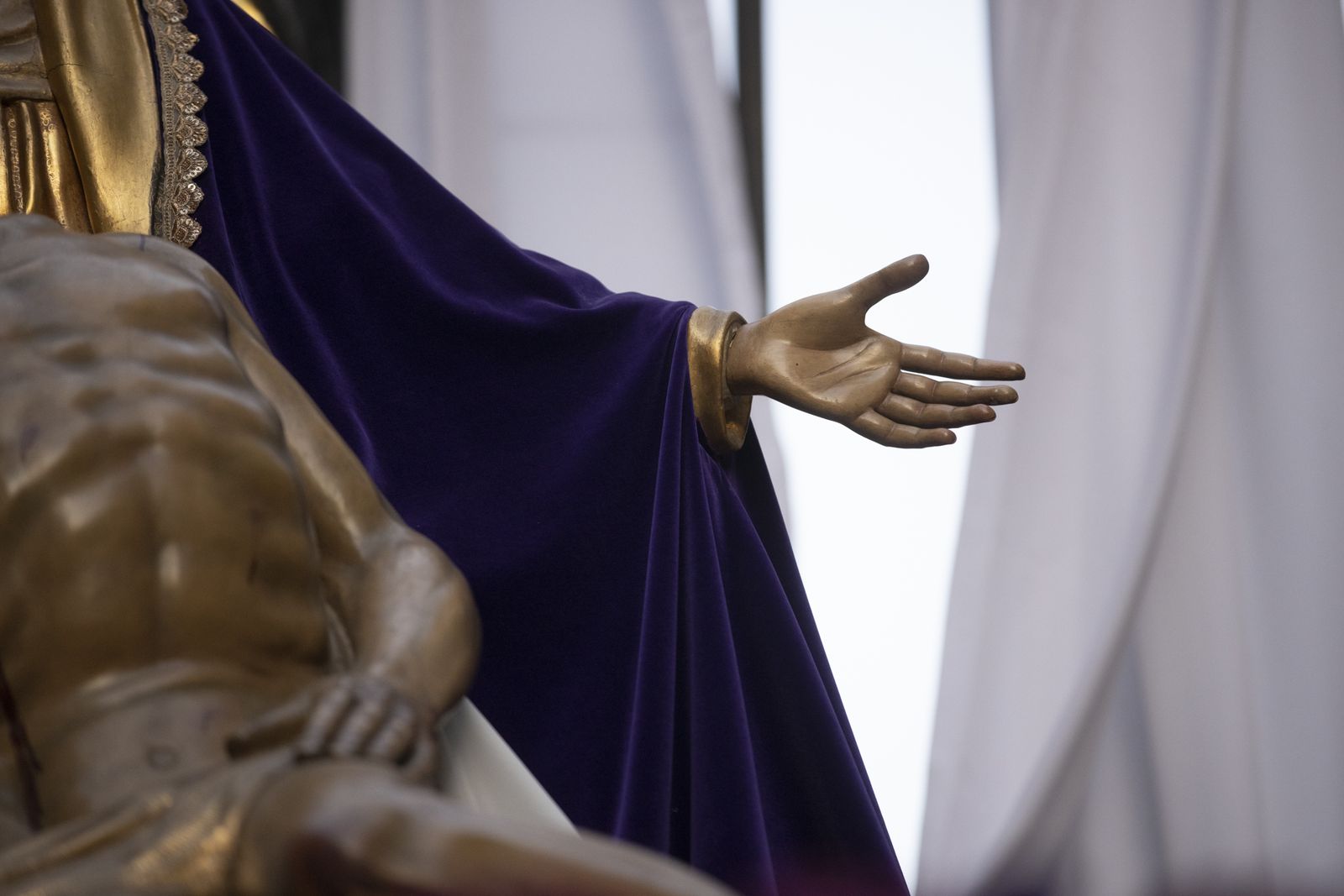 La Hermandad del Santo Entierro de la Semana Santa de Huelva 2023, en imágenes