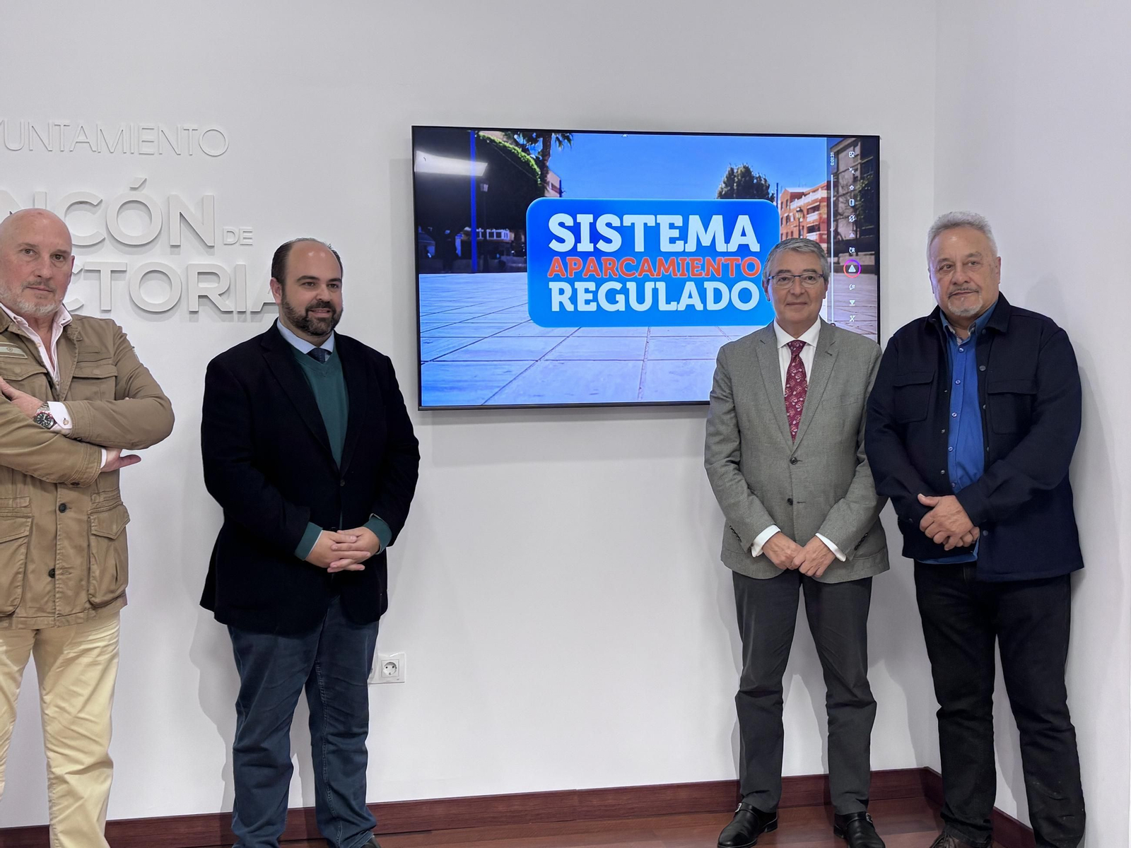 Francisco Salado, alcalde de Rincón de la Victoria, en la presentación del nuevo sistema de aparcamiento regulado del municipio.