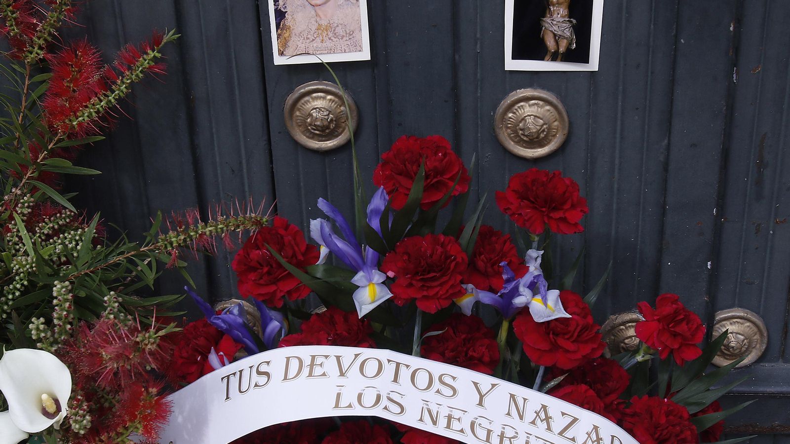 Flores y mensajes a las puertas de la capilla de la Hermandad de los Negritos.
