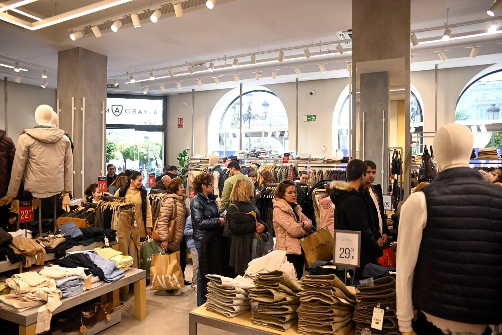 Las cordobeses se echan a la calle el primer día de las rebajas de invierno, en imágenes