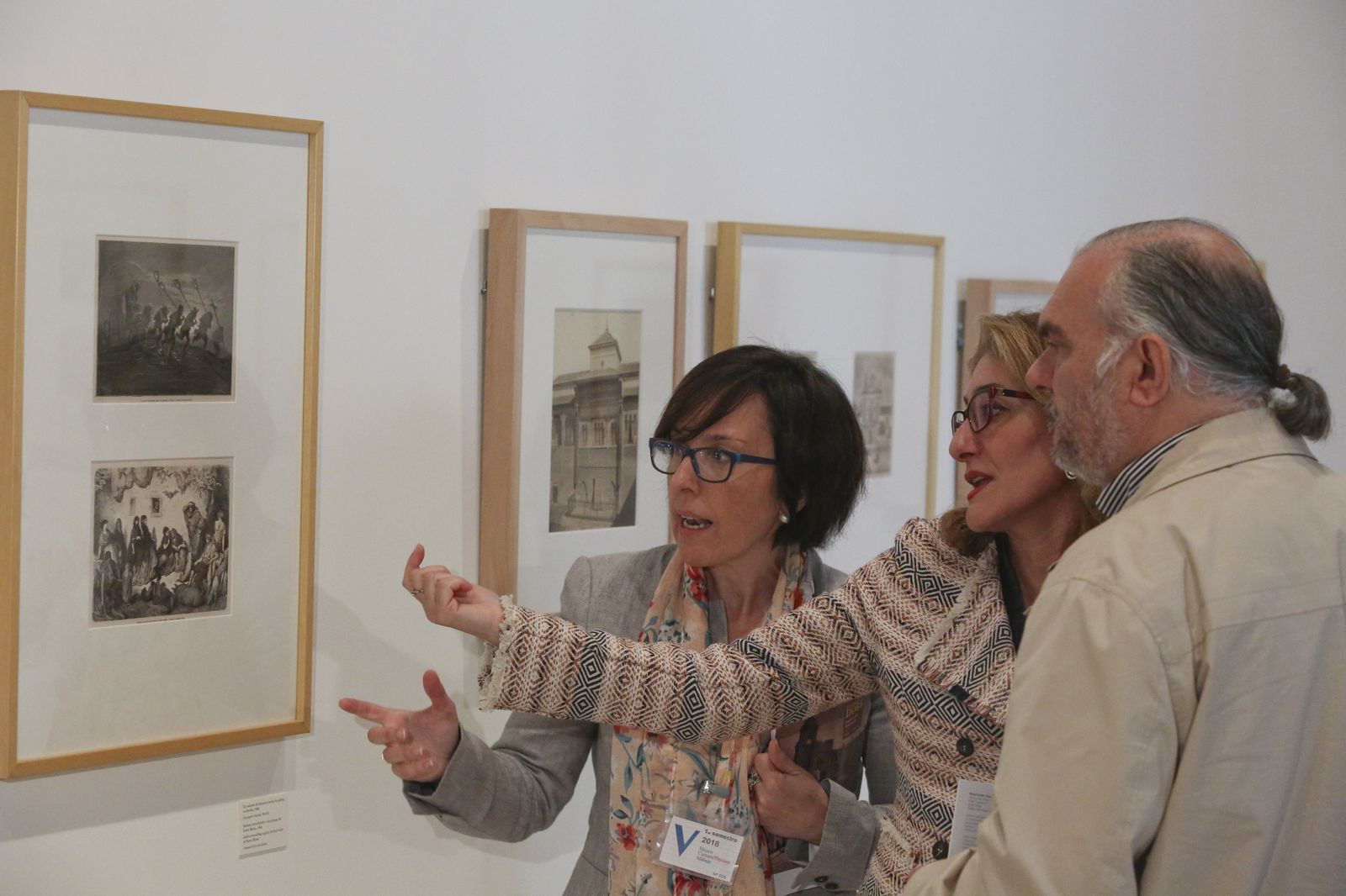 Nuria García, Lourdes Moreno y Juan Antonio Fernández Rivero discuten sobre una de las estampas.