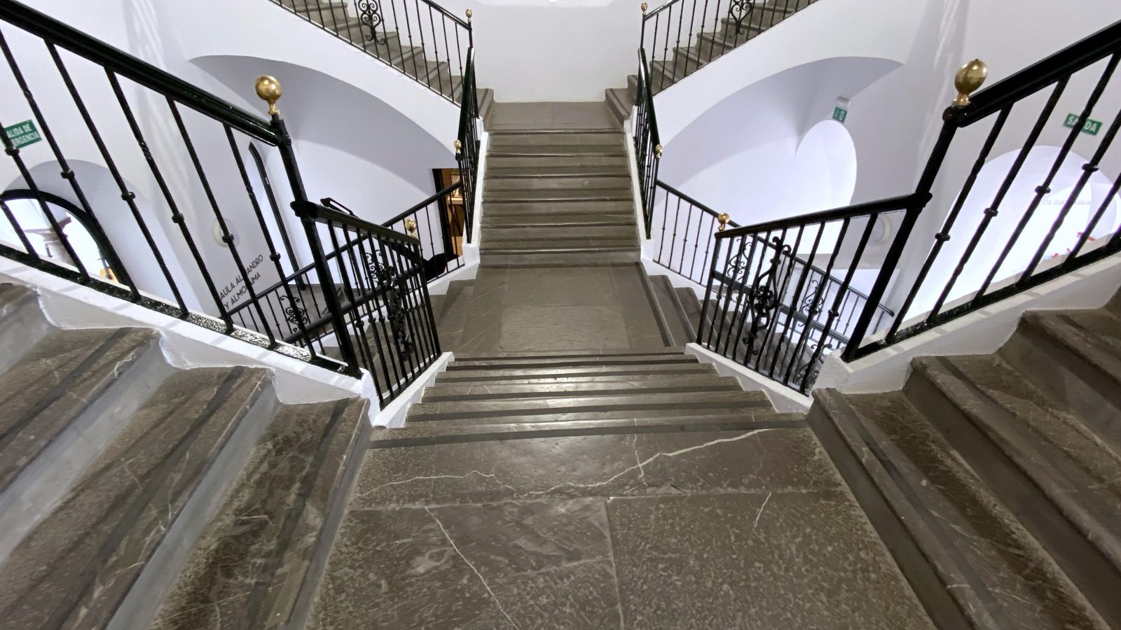 Escalera Edificio La Caridad.