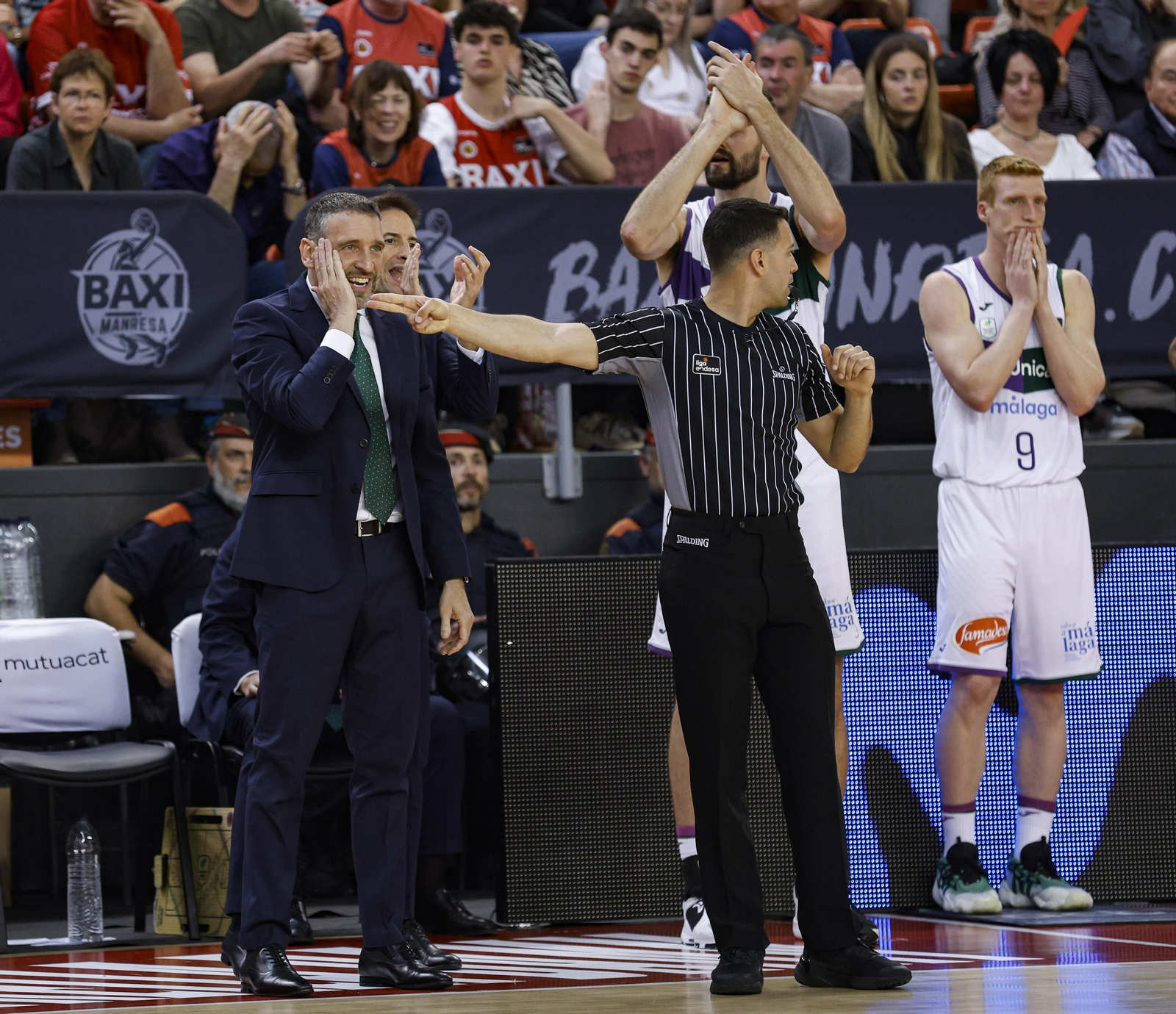 Ibon Navarro gesticula durante el partido.