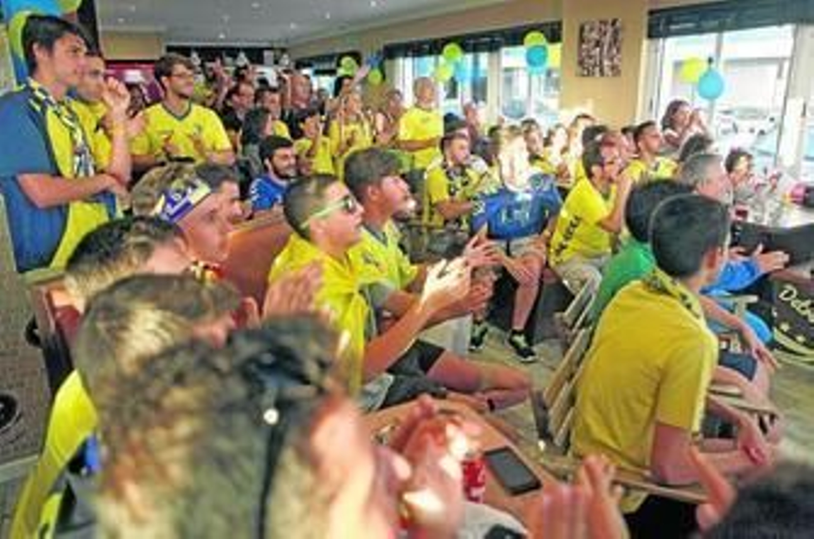 Una imagen del interior de la hamburguesería En Ka Guti, convertida ayer en templo del cadismo en extramuros.