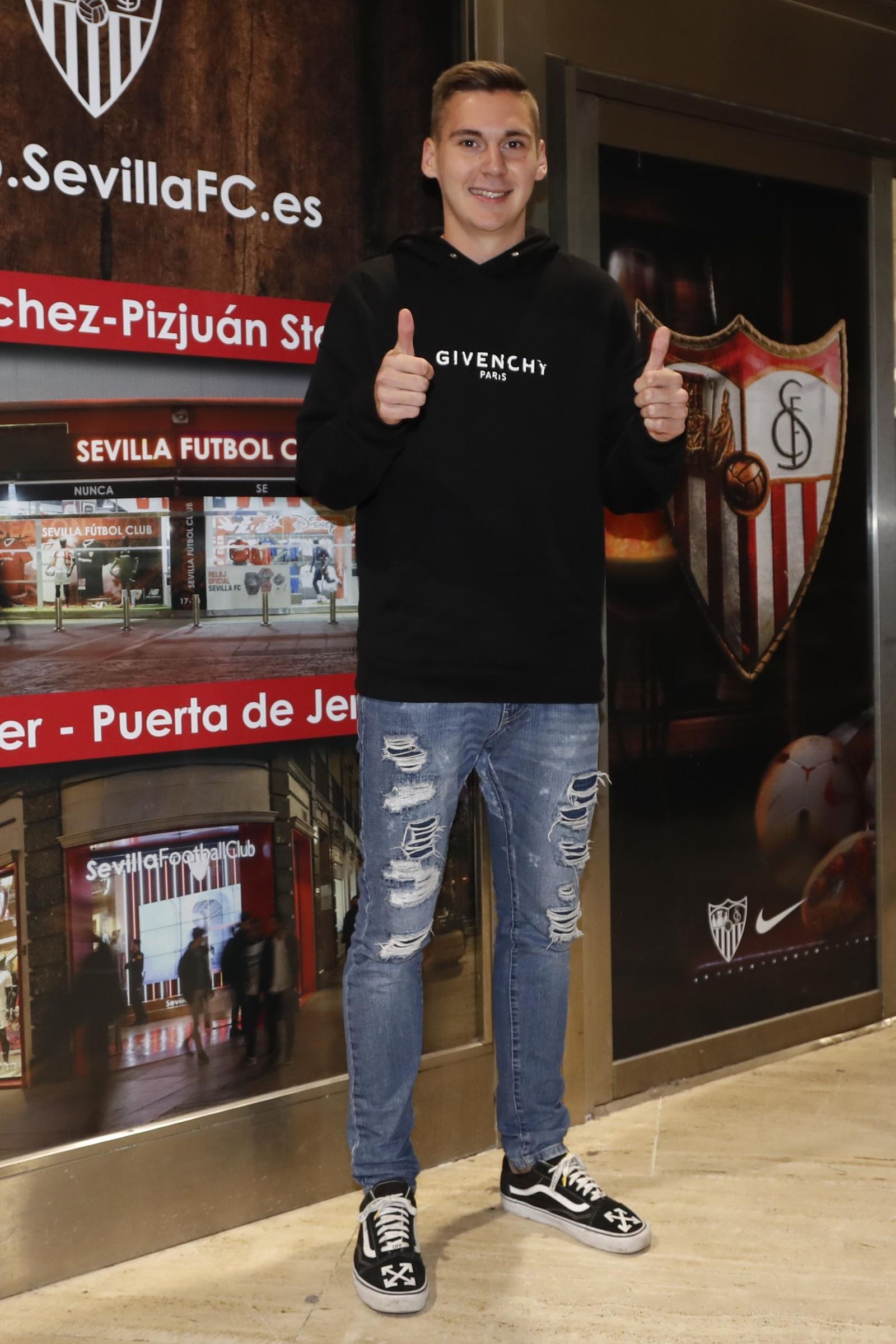 Wöber, ayer tras llegar a la capital hispalense.