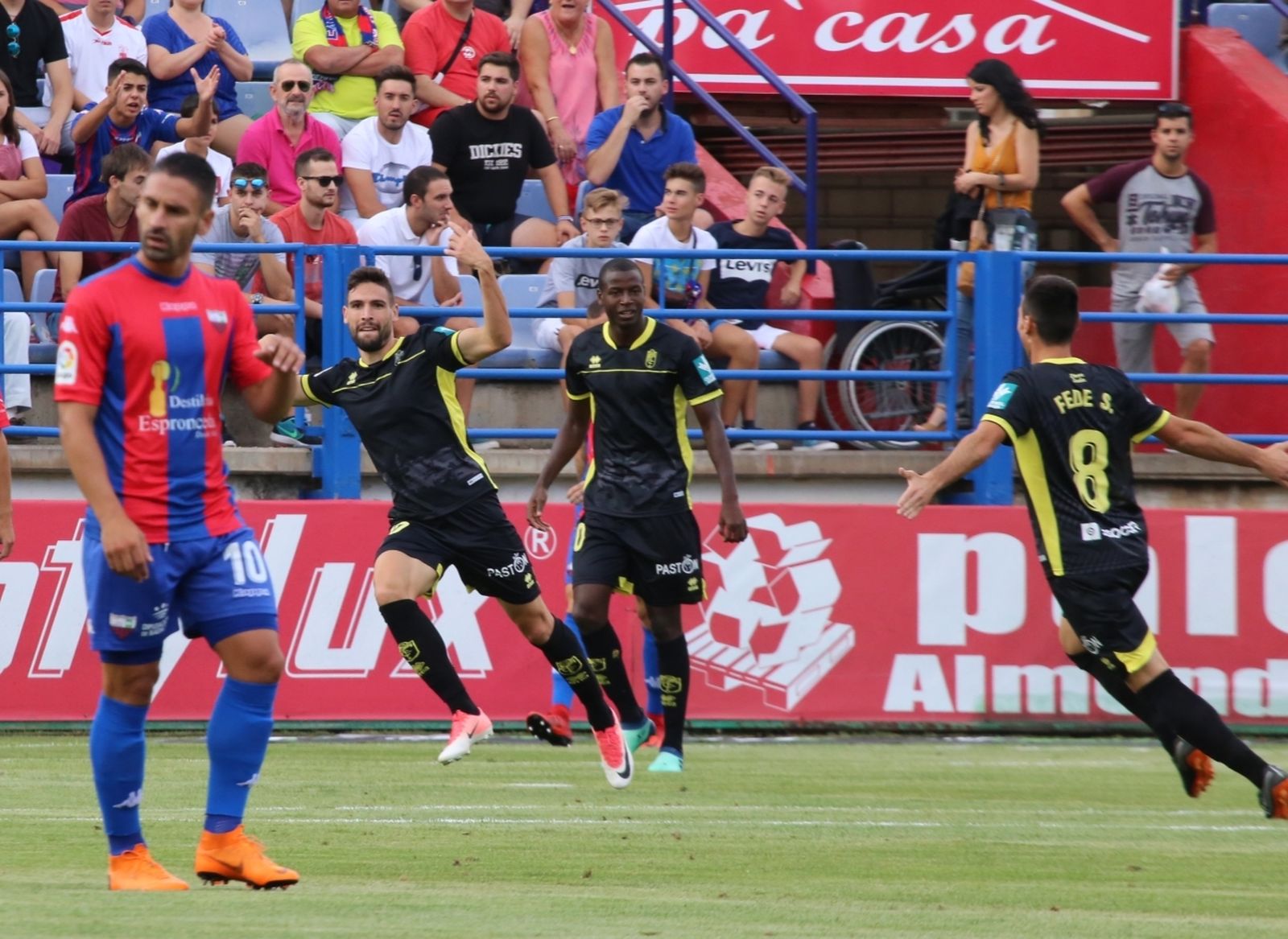 La victoria en Almendralejo en la cuarta jornada situó al Granada en puestos de ascenso, de los que ya no se apeó