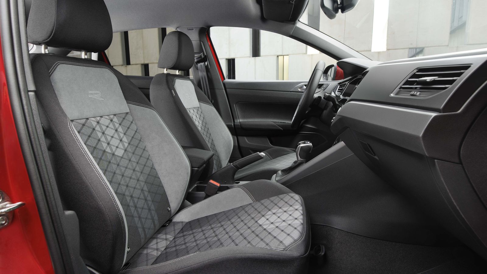 Los asientos de los R-Line tienen un diseño diferenciador. Son confortables y aportan suficientes regulaciones, incluyendo la de inclinación del respaldo de ruleta, siempre más precisa.