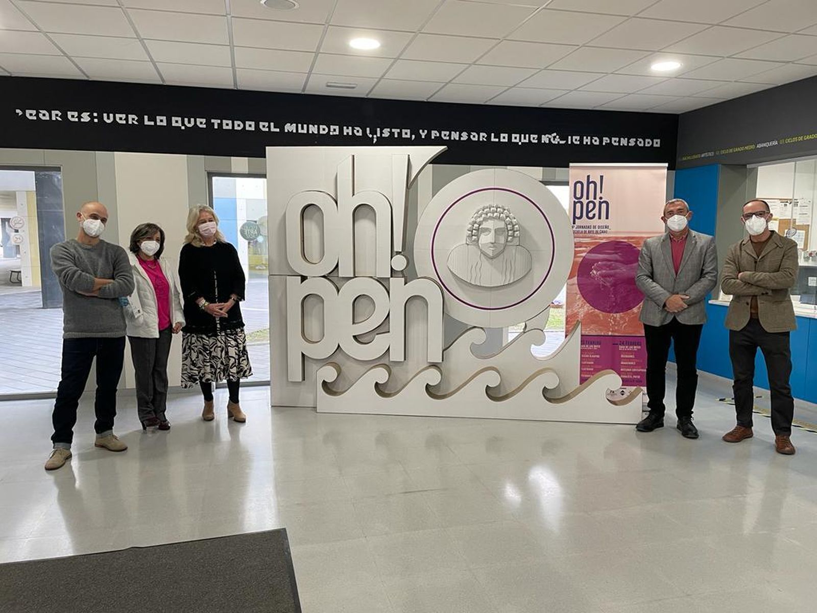 Responsables de las instituciones públicas posan en el comienzo de las jornadas.