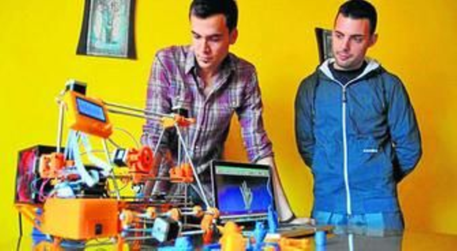 Juan González y Javier Rodríguez muestran su impresora casera en 3D.