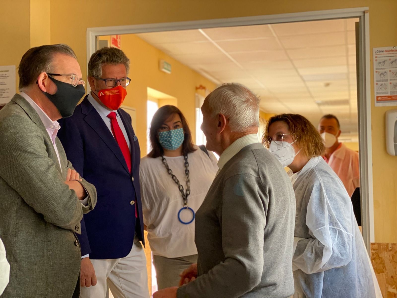 Un instante de la visita del delegado de Igualdad a Aroche y Aracena