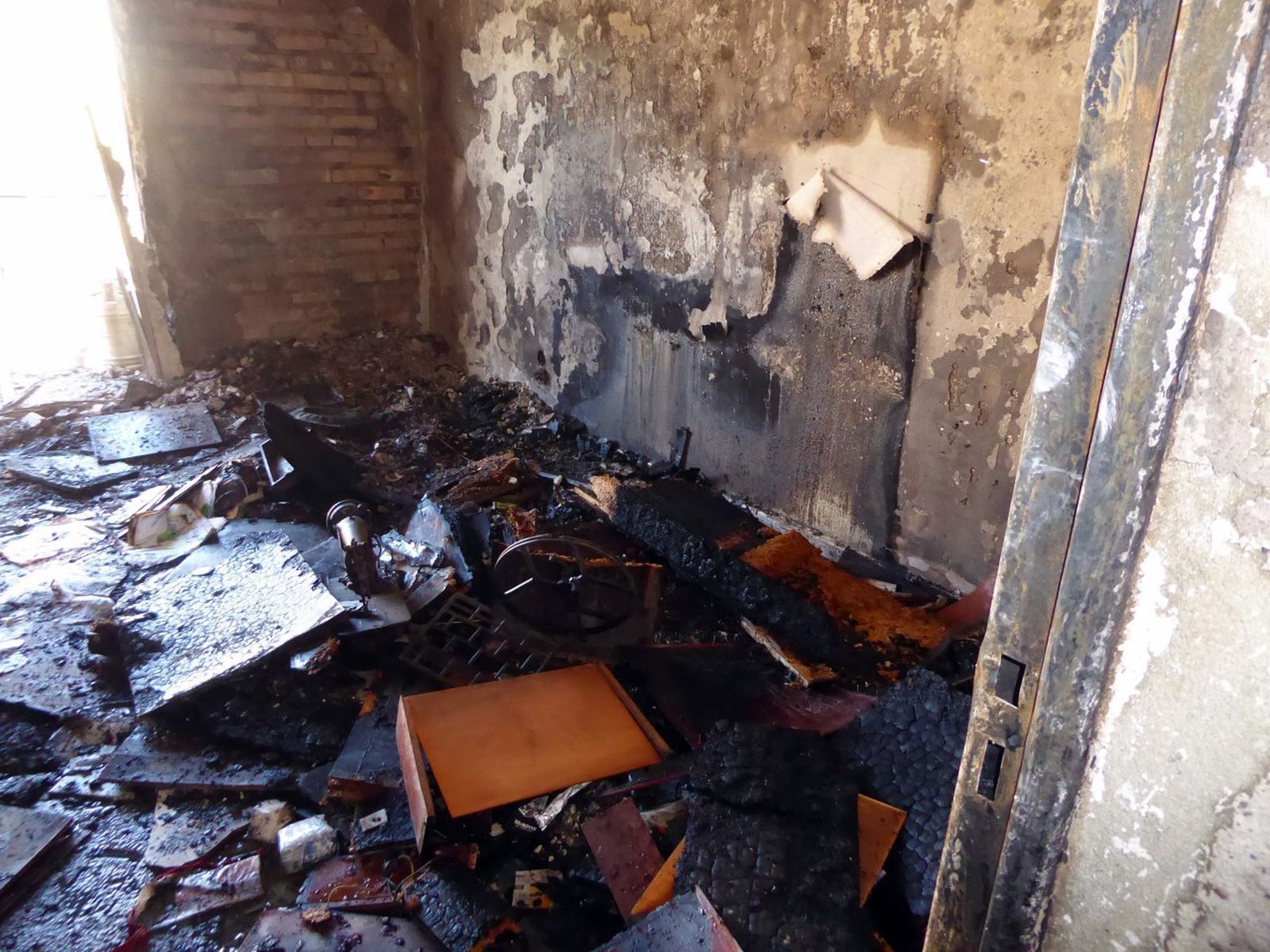 Las imágenes del incendio de un piso en la avenida de Arcos