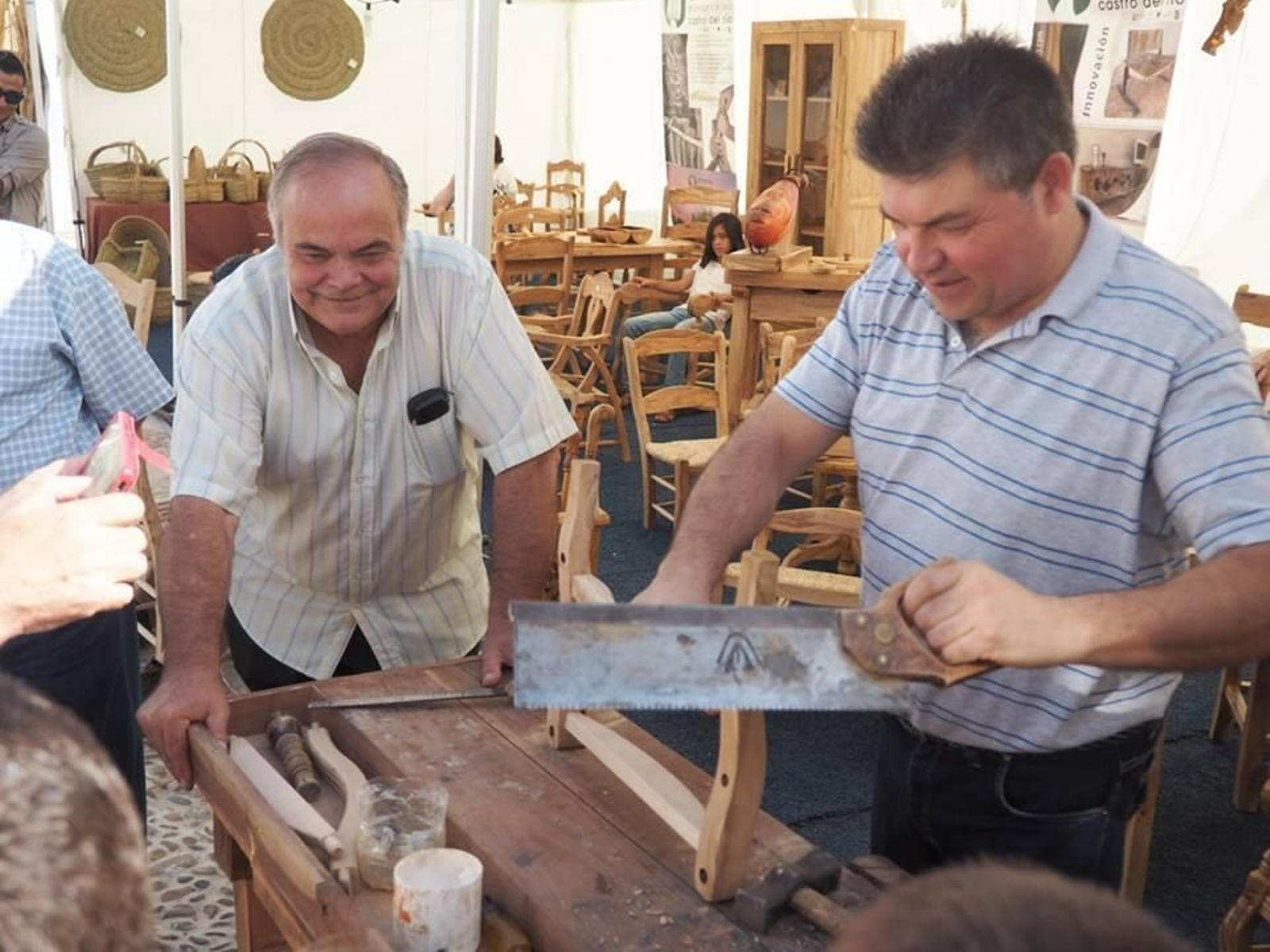 Actividad de talla de madera en una edición pasada de la Feria de la Artesanía.