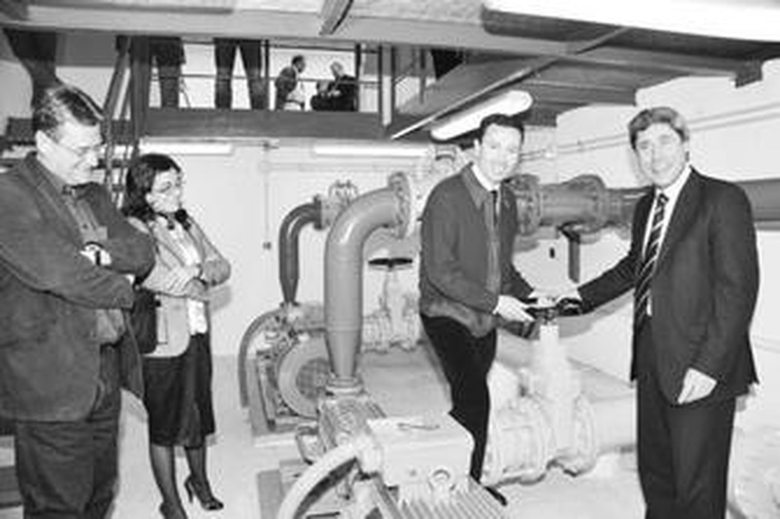 Visita de Francisco Pulido (derecha) a instalaciones de Emproacsa.