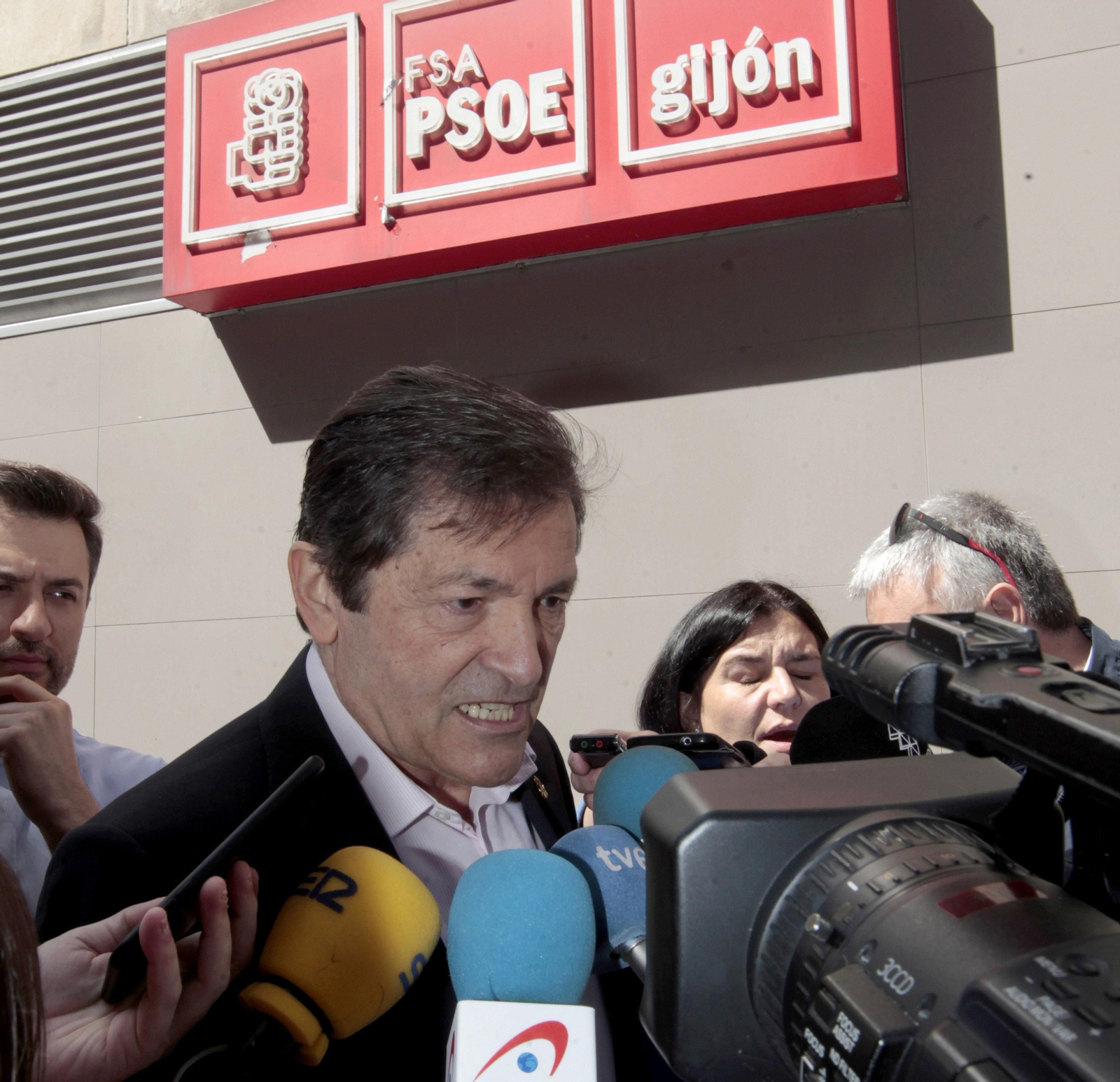 El presidente de la Comisión Gestora del PSOE, Javier Fernández, tras votar en Gijón.