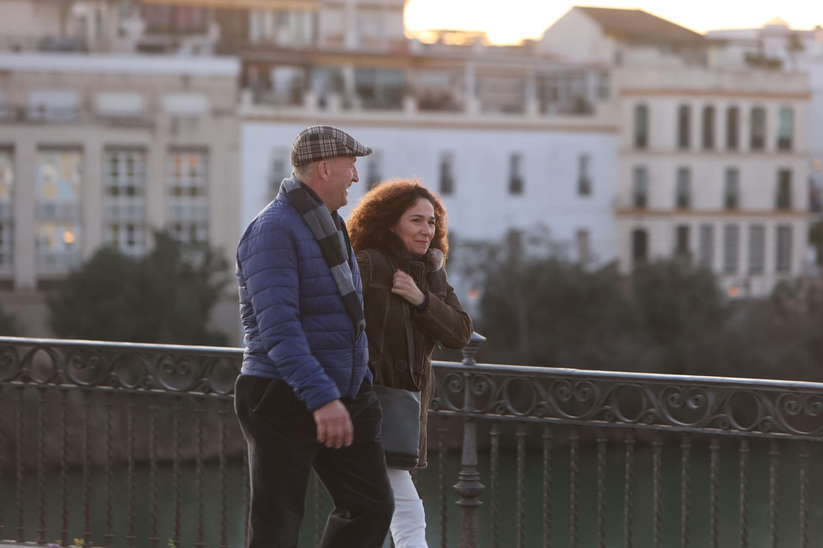 Una pareja cruza por el puente de Triana