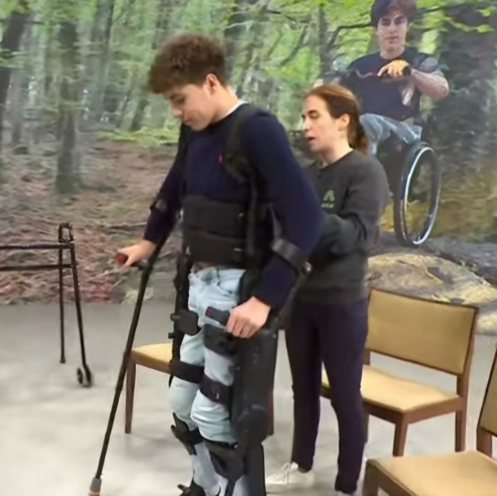 Marc Roma haciendo una demostración de cómo el exoesqueleto le ha hecho volver a caminar