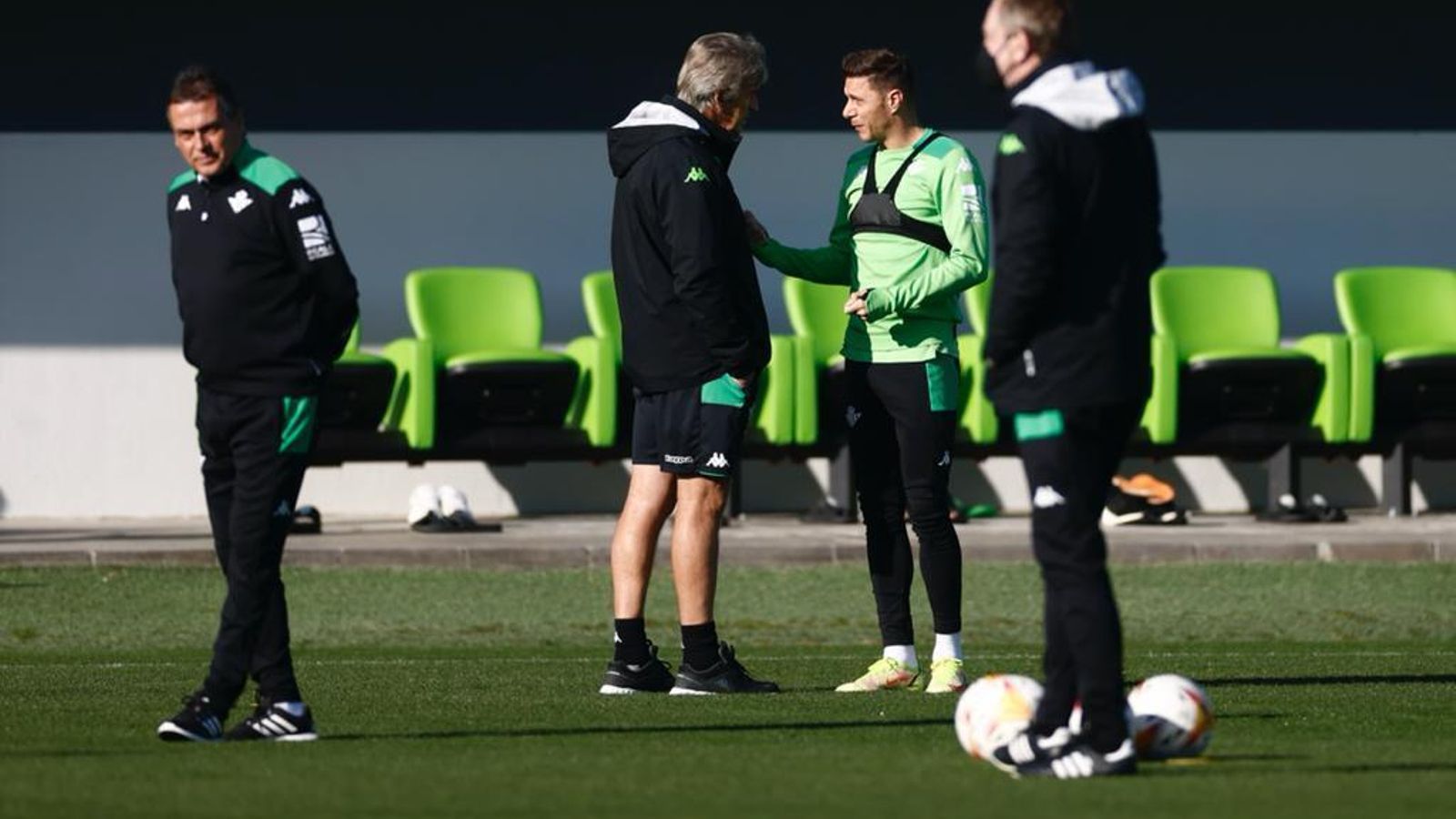Pellegrini dialoga con Joaquín en el entrenamiento.