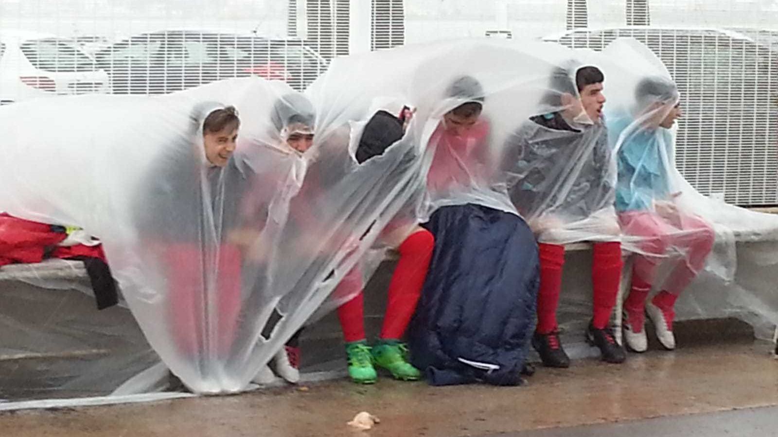 De esta guisa, con un plástico, se cubrieron los suplentes del Racing Portuense.