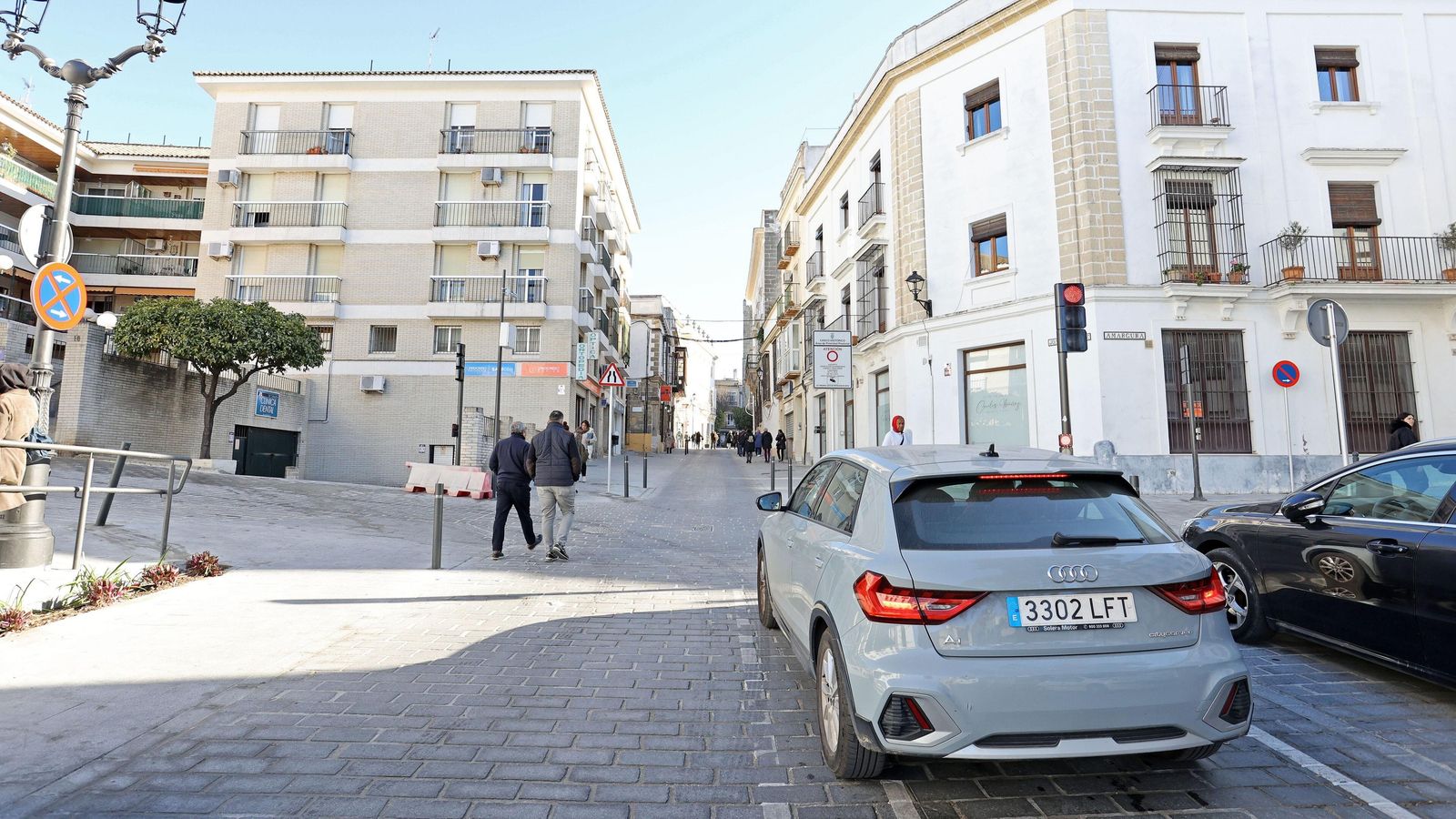 Señal advirtiendo de área de prioridad peatonal.