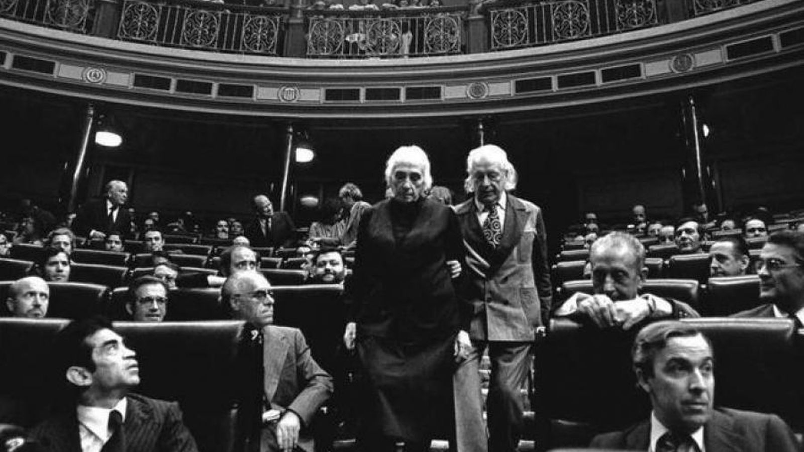 La Pasionaria y Rafael Alberti, ambos del PCE y los diputados de  mayor edad, en la composición de la mesa del Congreso en 1977