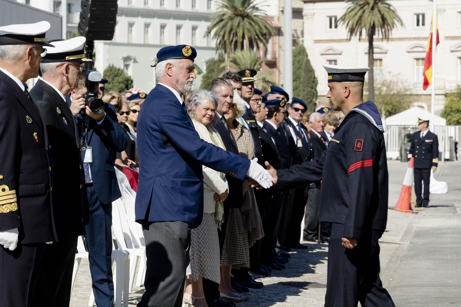 Las imágenes del día del veterano de las Fuerzas Armadas y Guardia Civil en Cádiz.