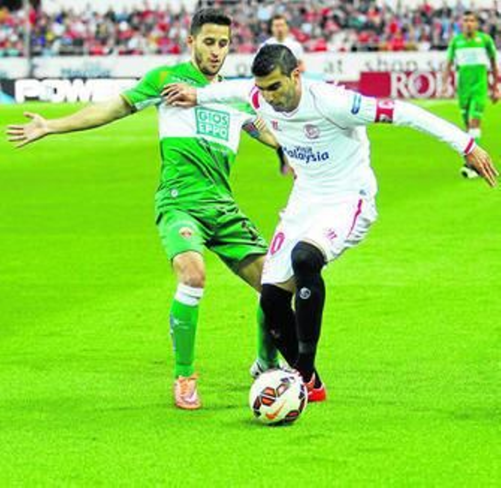 El sevillista Reyes protege la pelota ante el visitante Coro.