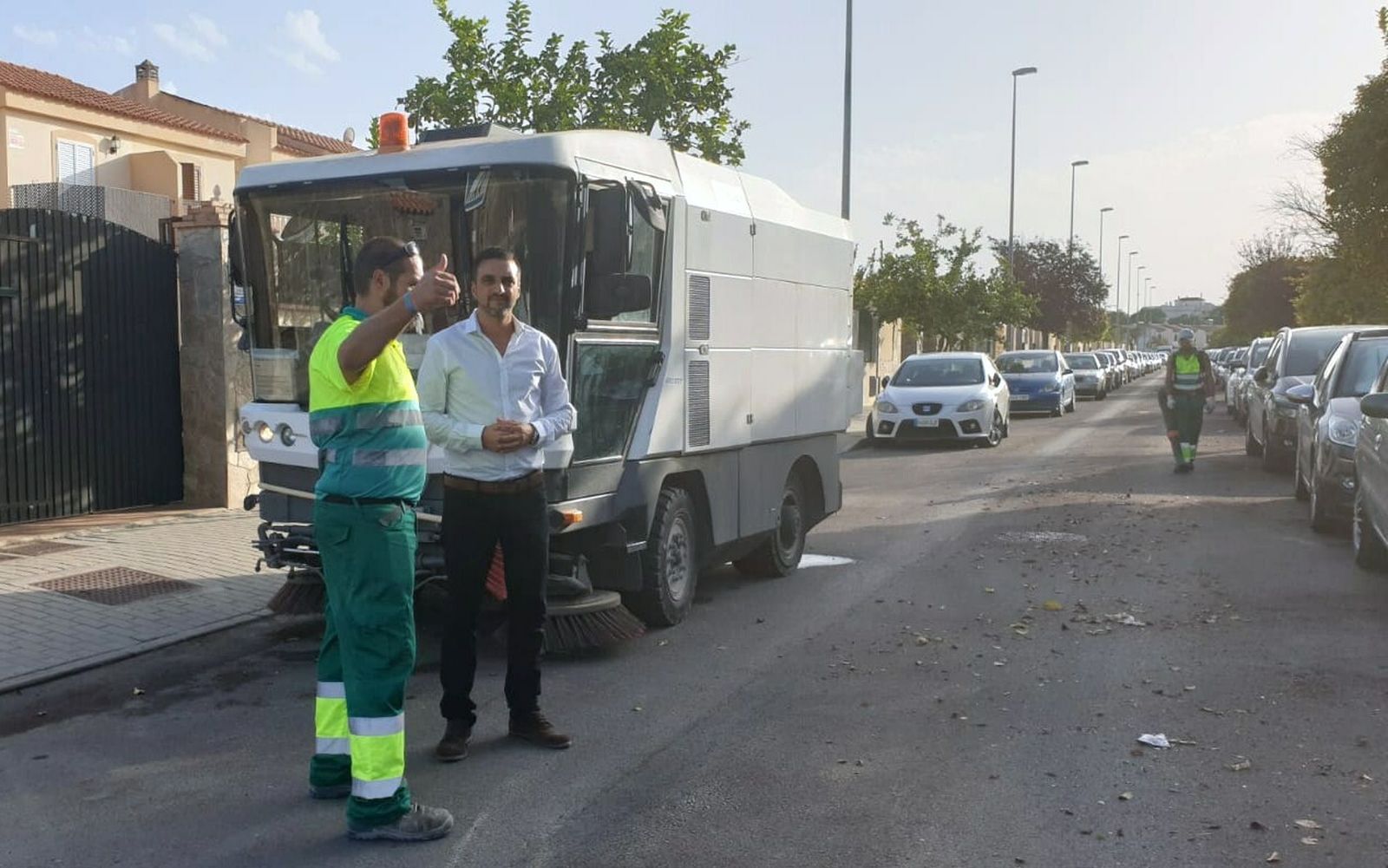 José Antonio Díaz, con un empleado del servicio de limpieza.