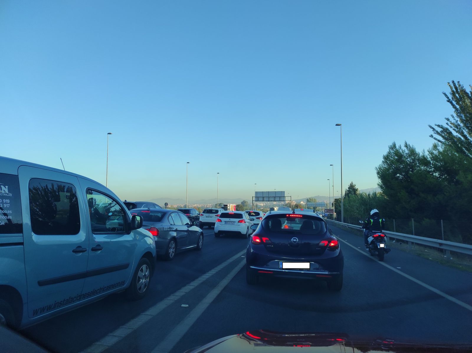 Imagen de la GR-30, lugar en el que se ha producido el accidente y en elñ que se han registrado las retenciones