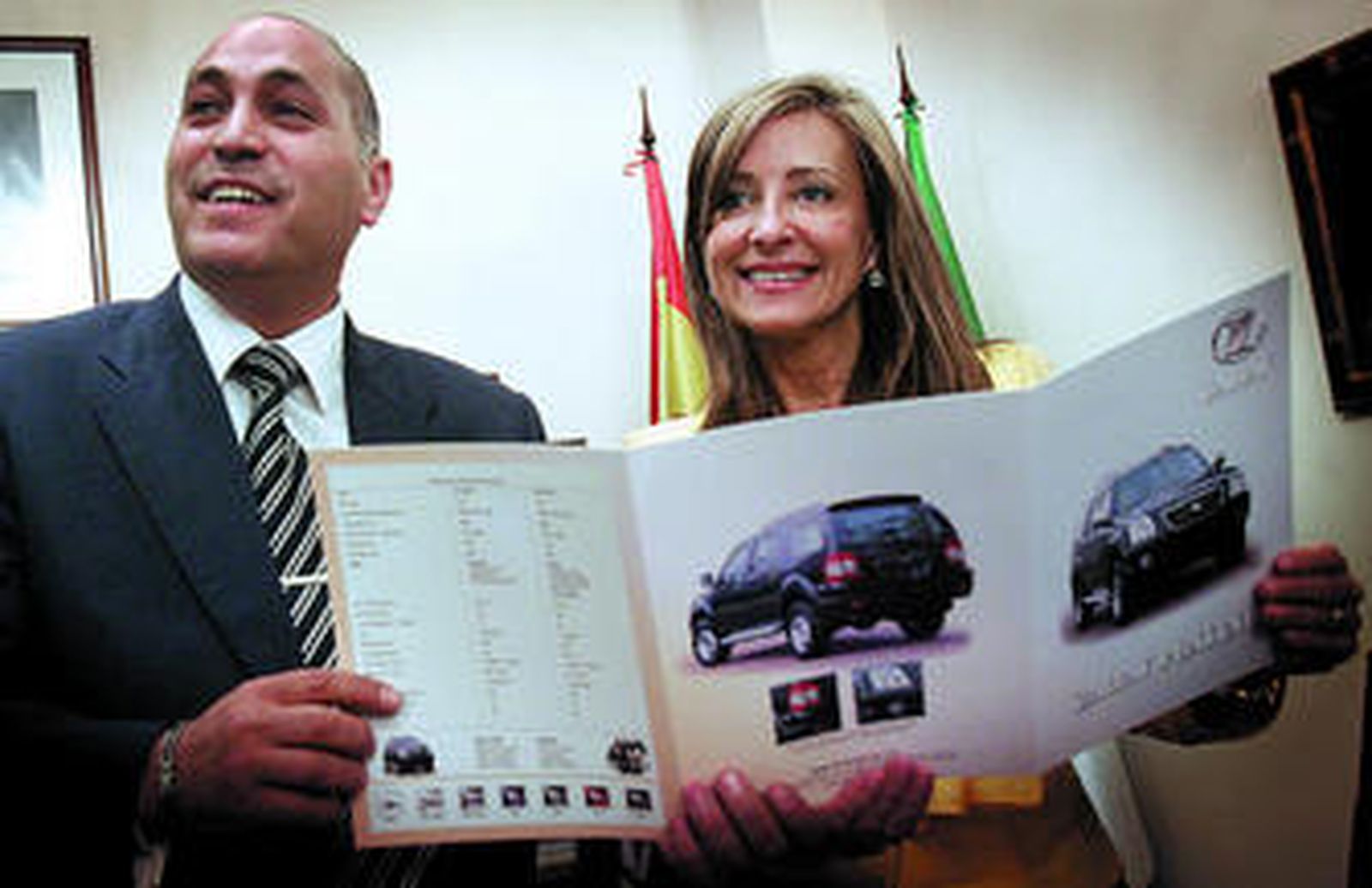 José Luis Mesia y Pilar Sánchez escenificaron el acuerdo de implantación de Zahav el 14 de mayo en el Salón Noble del Consistorio.