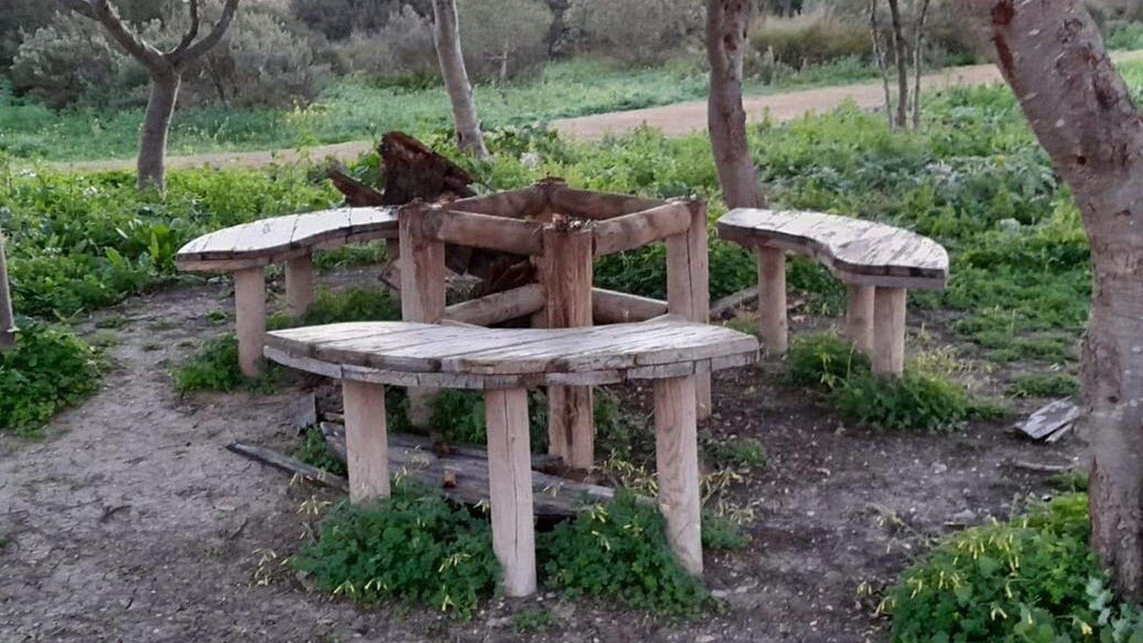 Destrozos en uno de los merenderos del parque Guadalete.