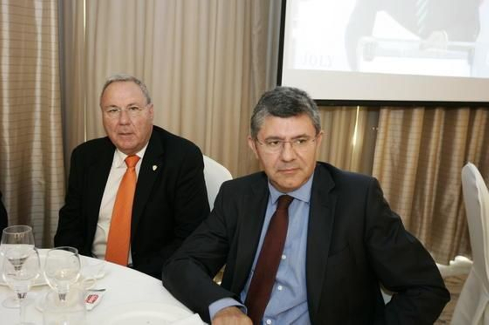 Manolo García, comercial del centro educativo Liceo Erasmus, junto a Juan Ramón Fernández, jefe de trabajo en la subdelegación del Gobierno de la provincia

Foto: Rafael G. / Javier Alonso