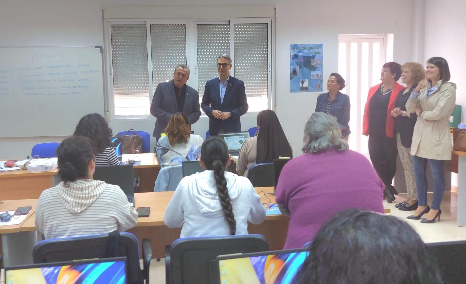 Alcalde y delegado de Empleo junto a los alumnos beneficiarios.