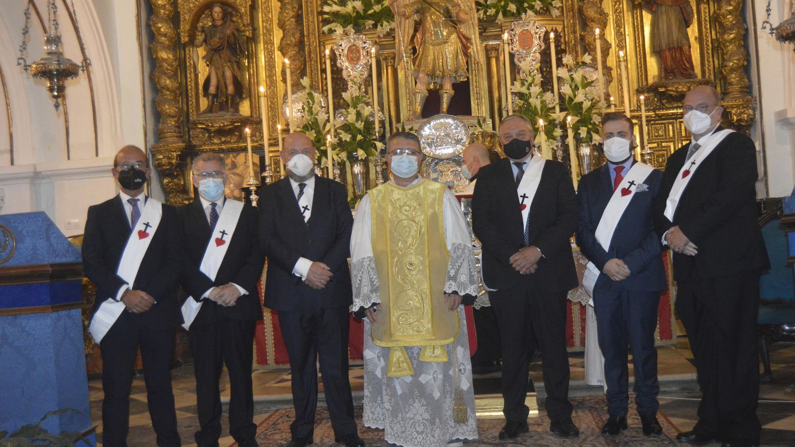 El padre Miguel Ángel González con el Hermano Mayor Juan Antonio García  y con los nuevos hermanos Manuel Rodríguez-Piñero, José Eduardo Gigirey, Alexandros Hatzidimitriou, José Joaquín Jiménez y Gabriel Parodi.