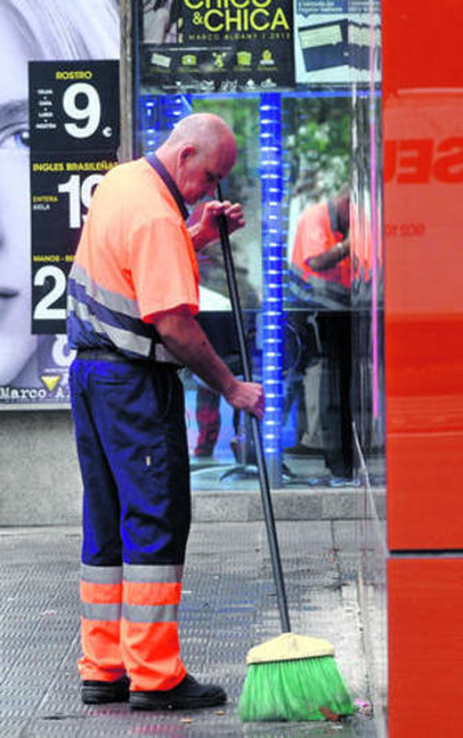 Un operario de Liopasam barre una calle.