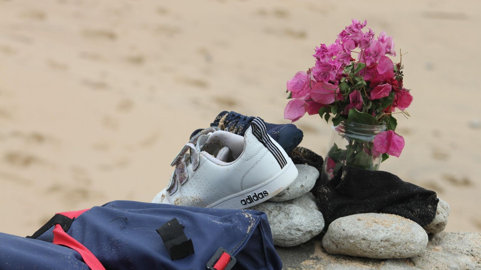 Prendas de los migrantes llegadas a la playa tras el naufragio.