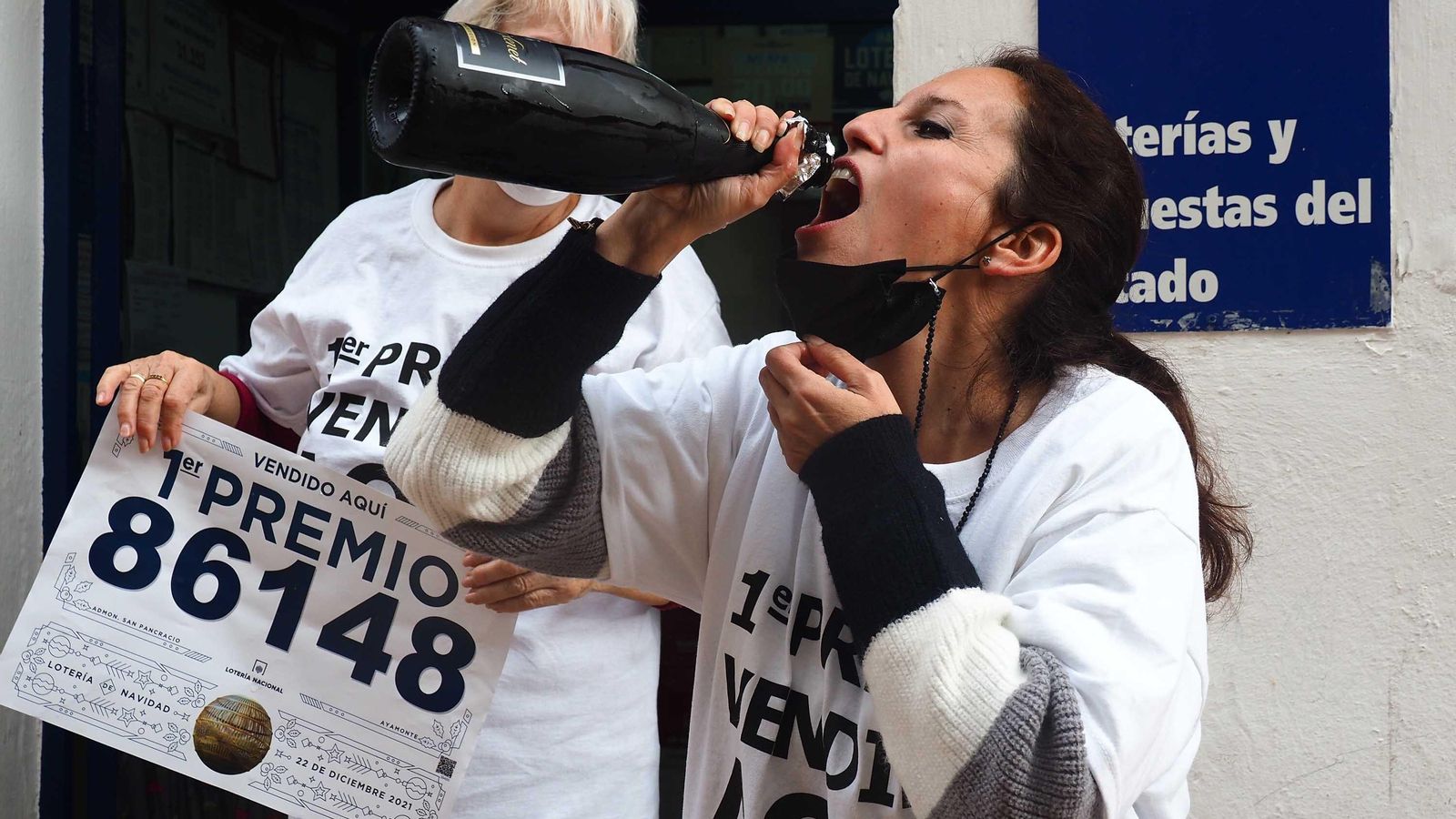 Shaila Castellano celebró por todo lo alto haber dado por primera vez en la historia el Gordo de Navidad en Ayamonte