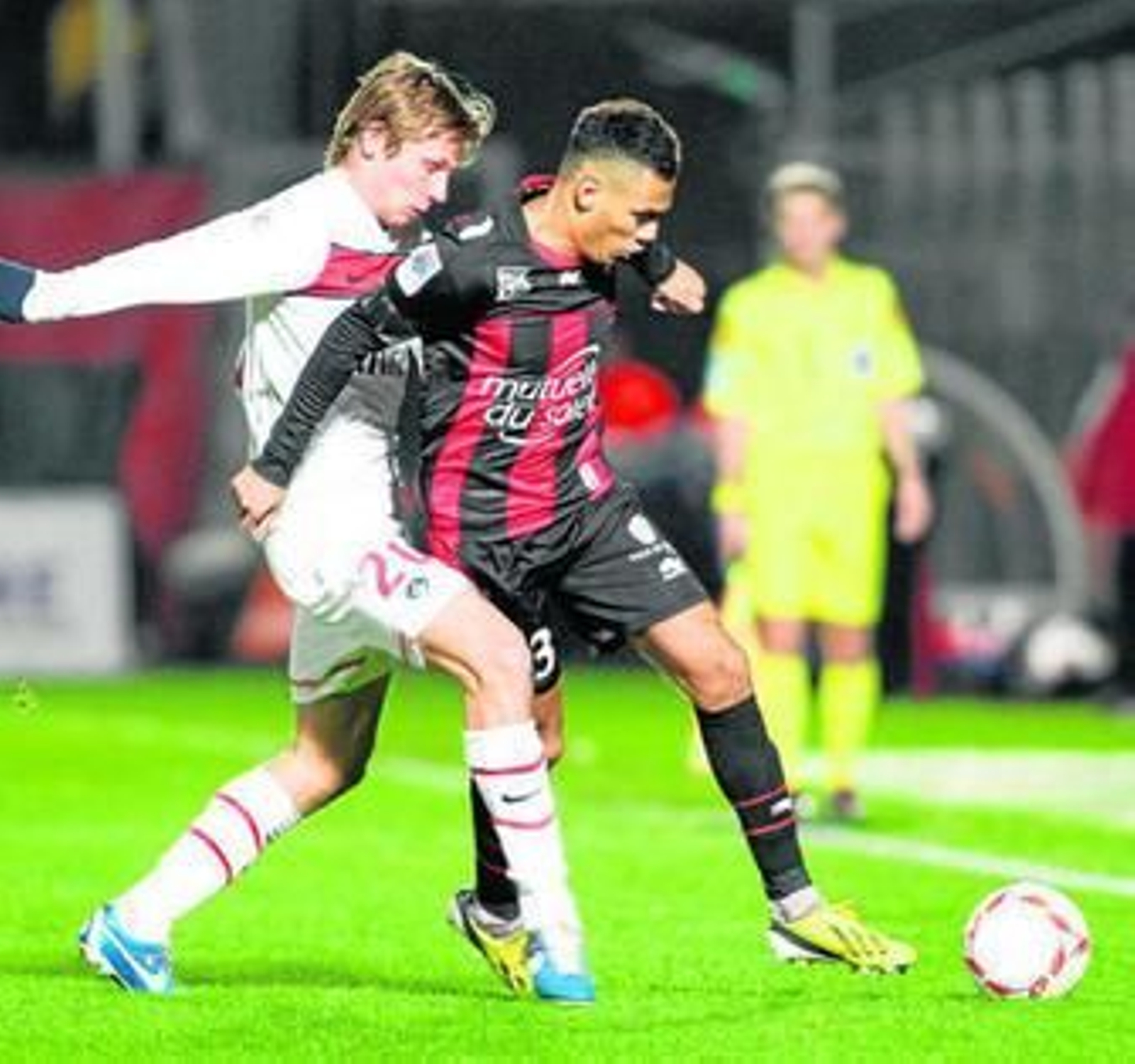 Kolodziejczak intenta avanzar pese a la fuerte oposición de Chantome en un Niza-PSG.