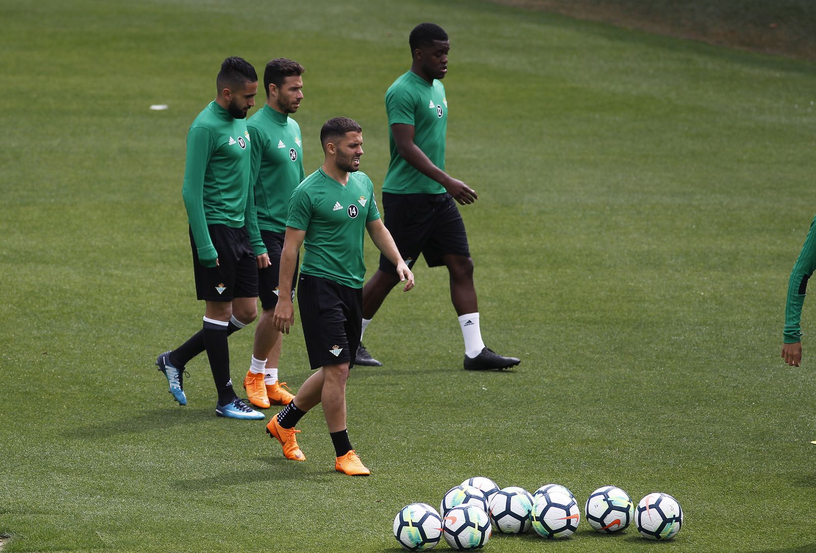 El danés Durmisi, junto a Boudebouz, Rubén Castro y Campbell, en un entrenamiento del Betis.