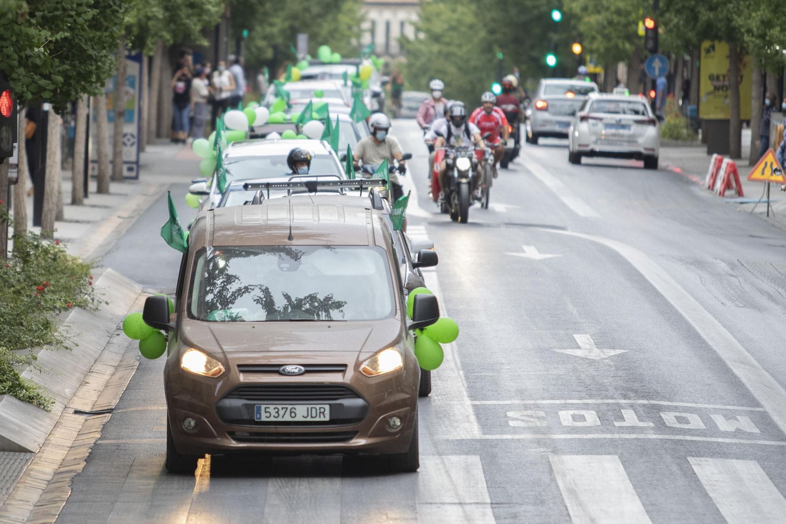 Fotos de la gran caravana en Granada por una vuelta segura al colegio