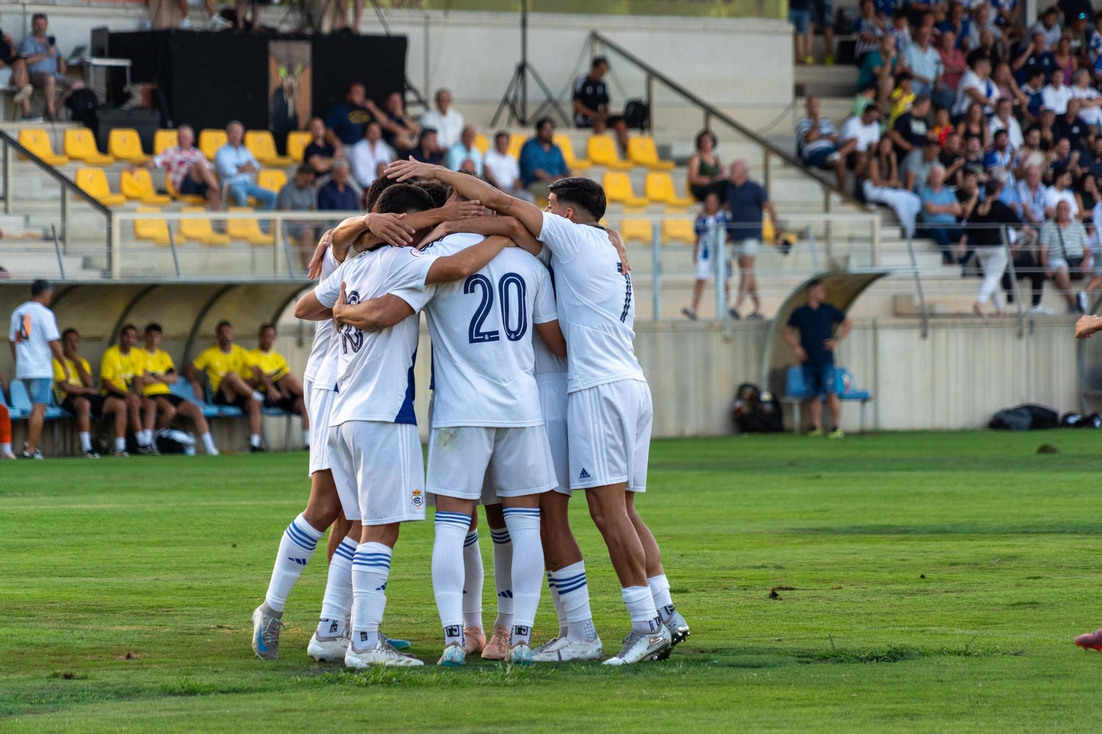 Los jugadores celebran el gol de Roni en Lepe.
