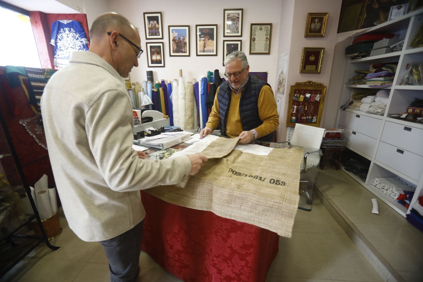 Juan Carlos Vizcaíno atiende en su tienda de 12 Varales.